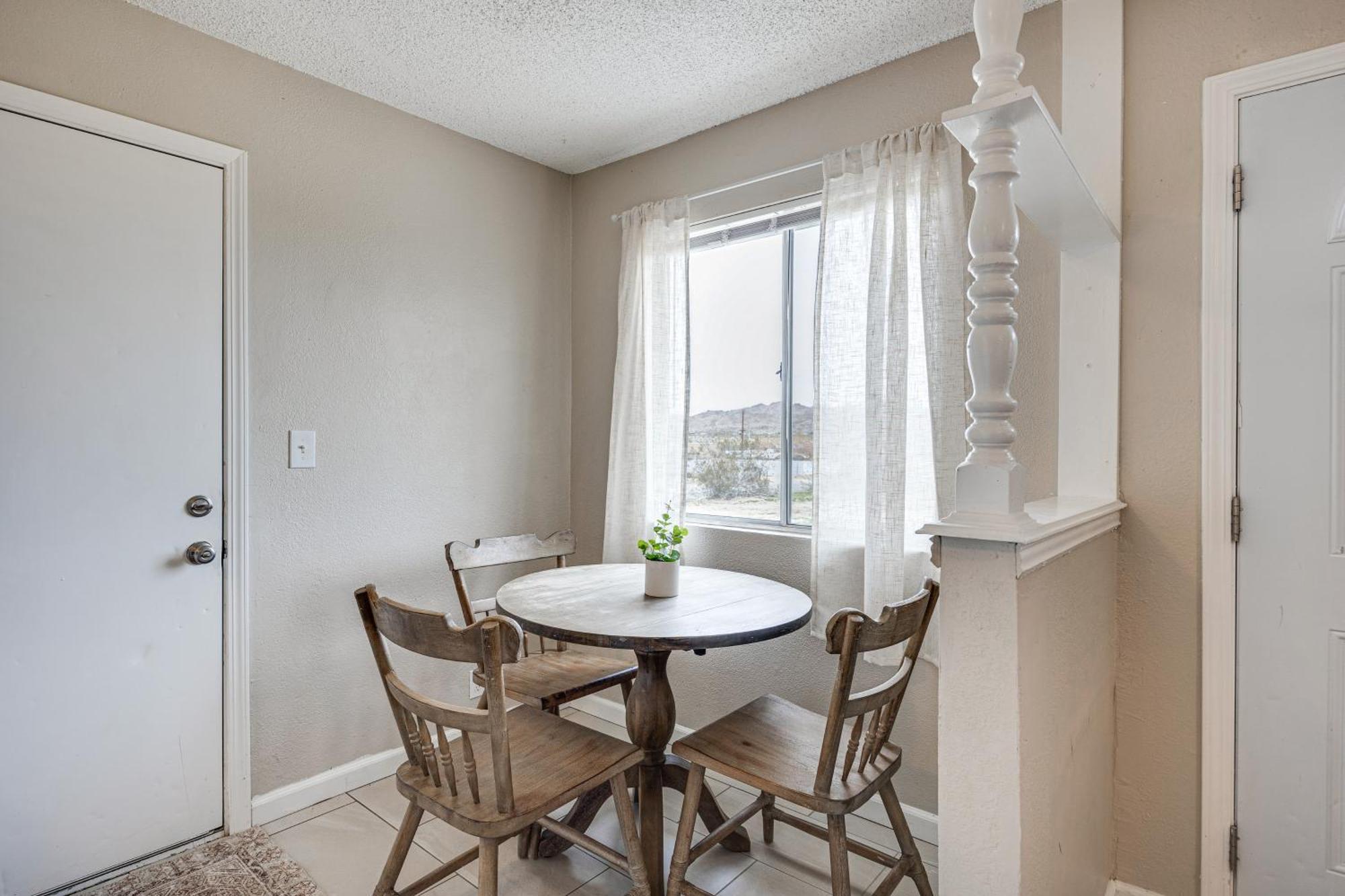 Convenient Joshua Tree Apartment - Walk To Town! Exterior photo