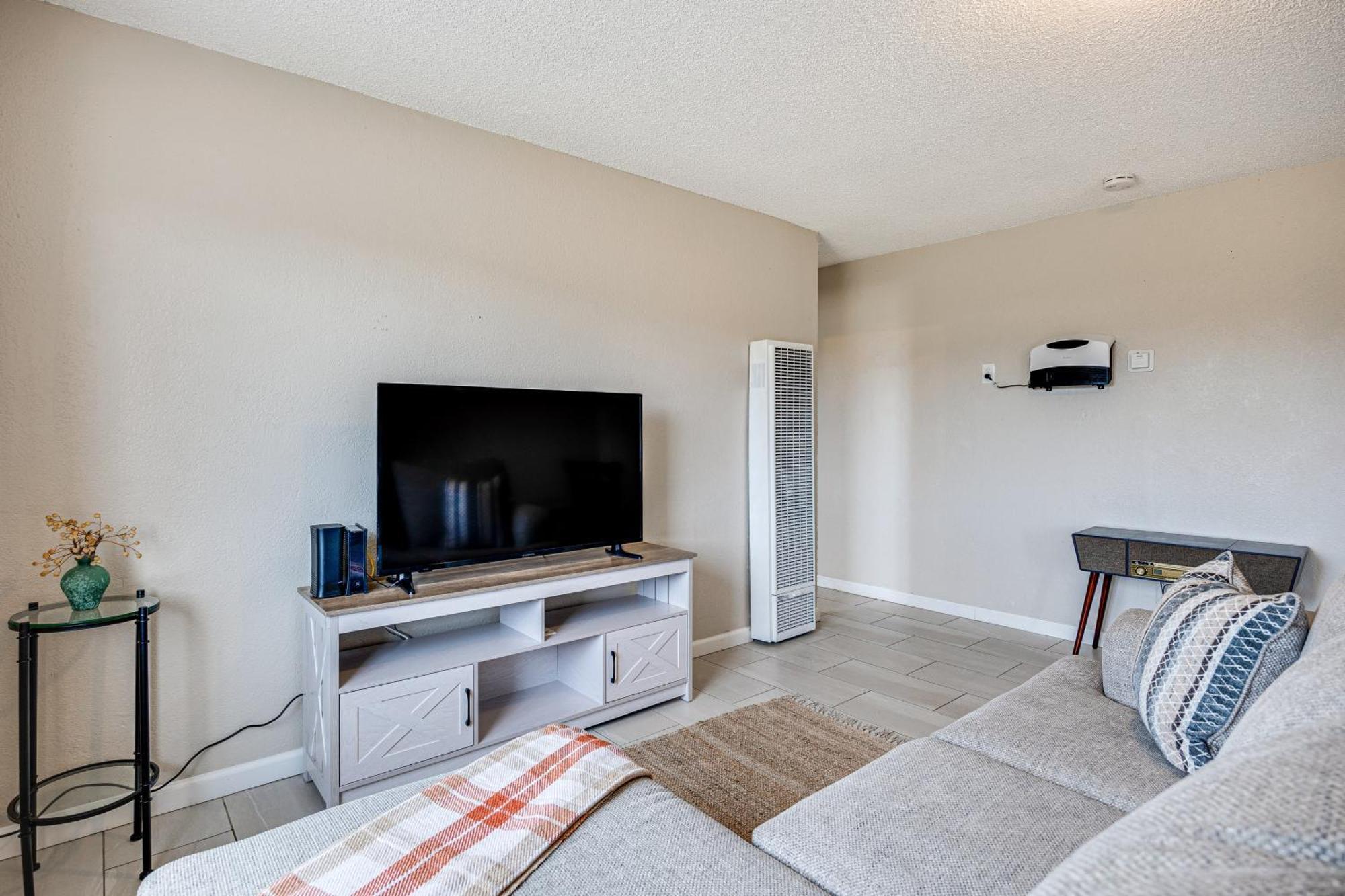 Convenient Joshua Tree Apartment - Walk To Town! Exterior photo