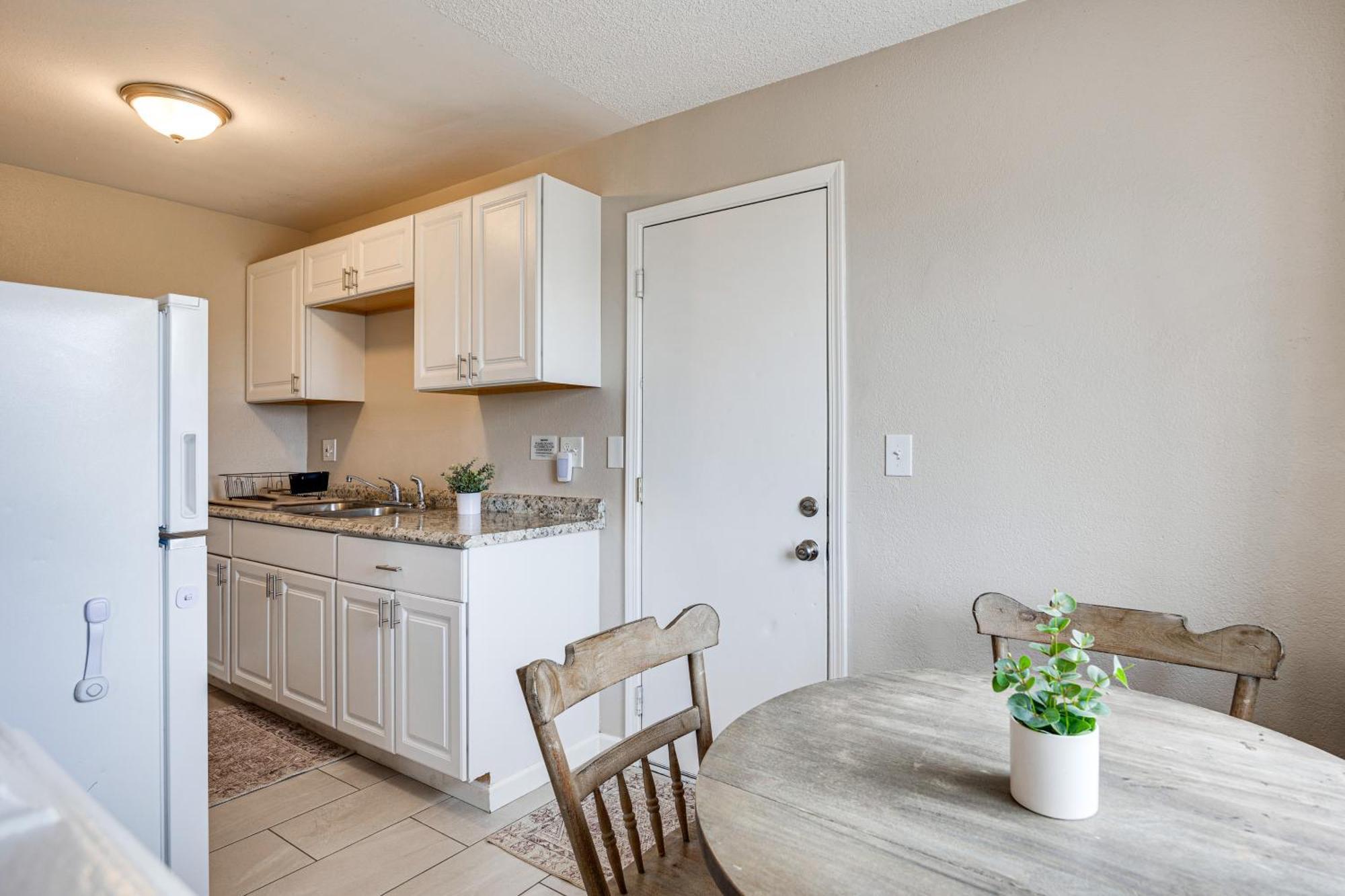 Convenient Joshua Tree Apartment - Walk To Town! Exterior photo
