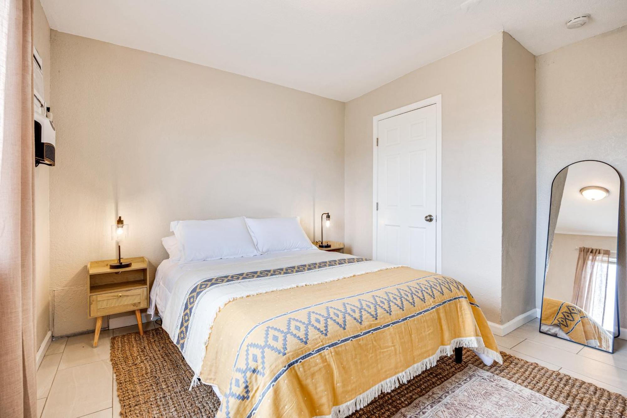 Convenient Joshua Tree Apartment - Walk To Town! Exterior photo