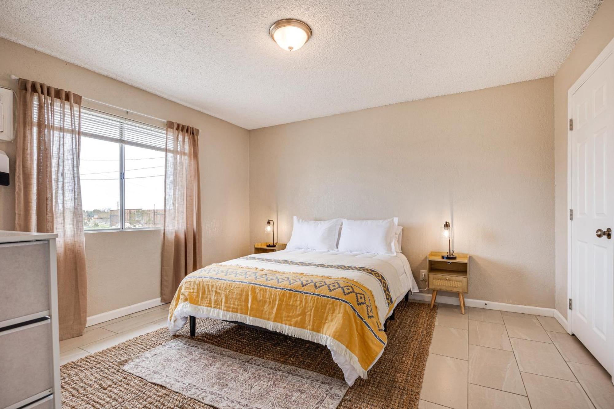 Convenient Joshua Tree Apartment - Walk To Town! Exterior photo